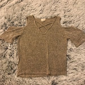 4/$10🌷Cream Crop Top with cut out & neck Detail M